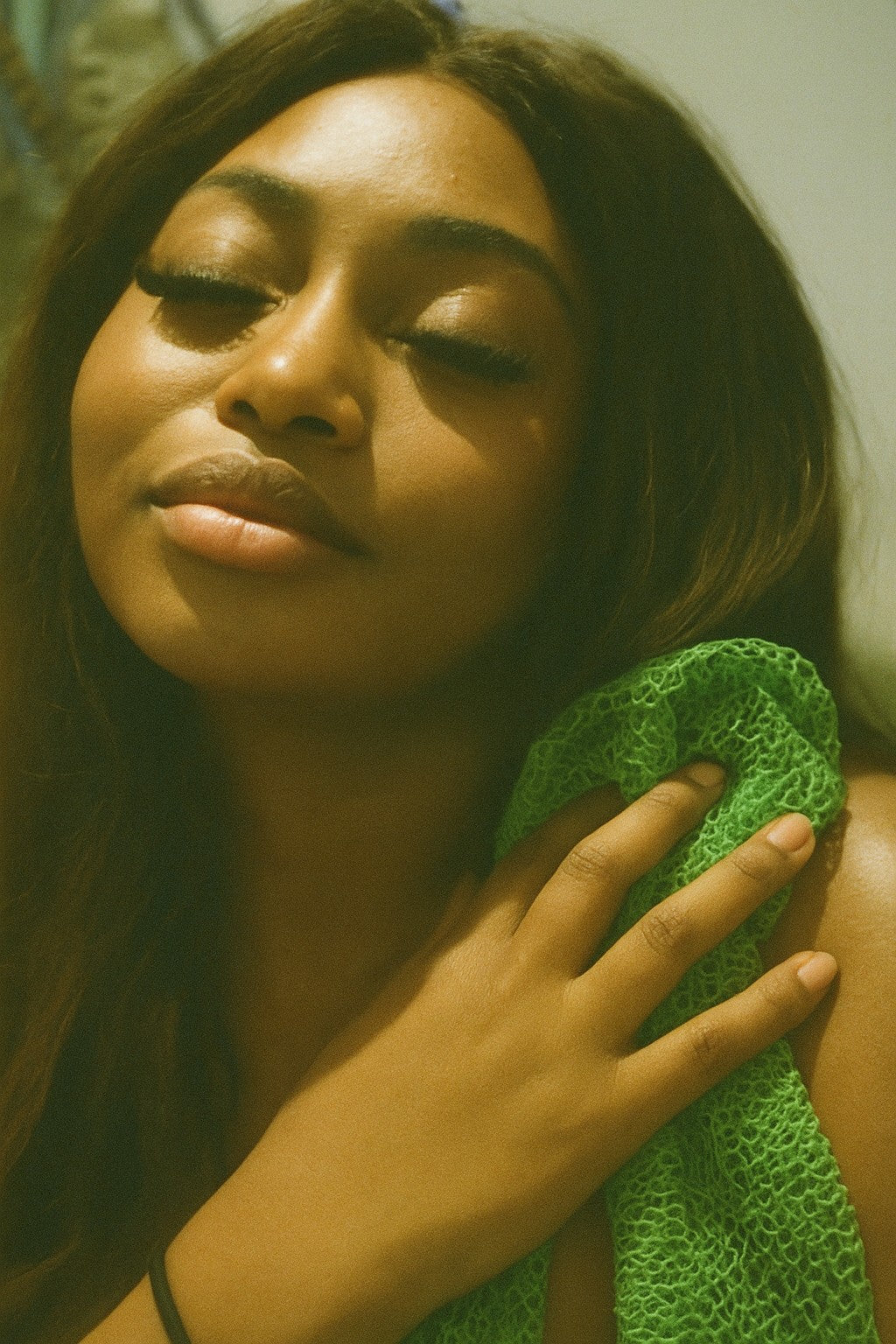 Model met groene Afrikaanse netspons bij de schouder – Douceur Beauty